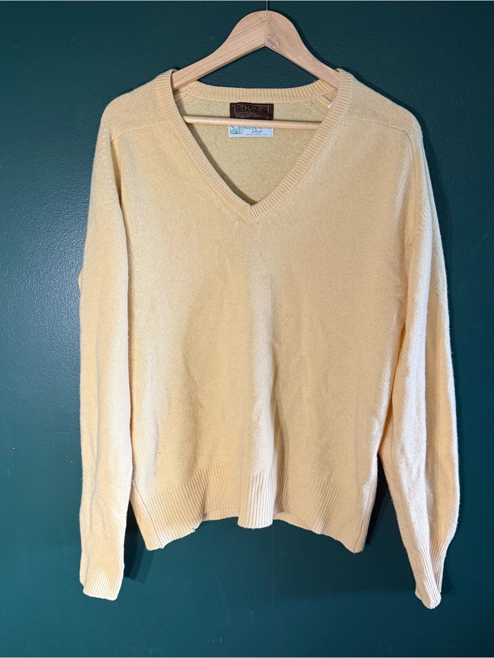 Thane Scottish Cashmere Light Yellow v-Neck Sweater